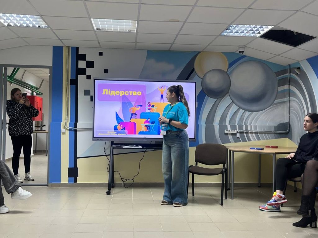 в ХНЕУ ім. С. Кузнеця відбувся тренінговий захід у межах проєкту ЮНІСЕФ «Обійми для тебе», реалізованого громадською організацією «Центр психологічної допомоги “Конфіденс”»