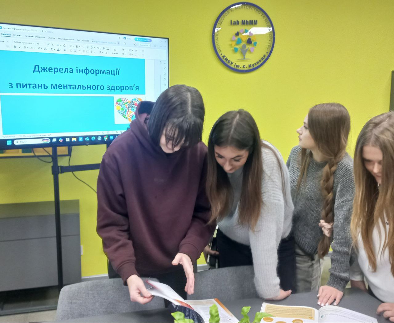 Першокурсники спеціальності «Психологія» знайомляться з новими джерелами інформації в Лабораторії ментального здоров’я, менторства та медіаторства